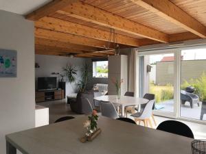 uma sala de jantar e sala de estar com mesa e cadeiras em Maison agréable à deux pas d’une belle plage em Lampaul-Plouarzel