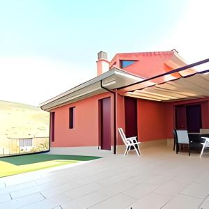 una representación de una casa con patio en Balcón de Ezcaray MTB terraza y montaña, en Zorraquín