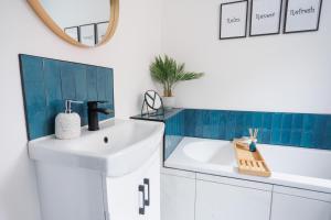 une salle de bains avec un lavabo blanc et un miroir dans l'établissement Belfast Townhouse, à Belfast