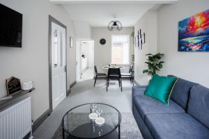 un salon avec un canapé bleu et une table dans l'établissement Belfast Townhouse, à Belfast