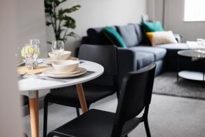 une salle à manger avec une table, des chaises et un canapé dans l'établissement Belfast Townhouse, à Belfast