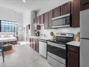 a kitchen with a stove and a microwave at CozySuites Gorgeous SDO Downtown Pittsburgh in Pittsburgh