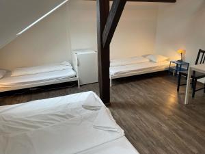 Uma cama ou camas num quarto em Clown and Bard Hostel