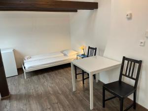 Uma cama ou camas num quarto em Clown and Bard Hostel