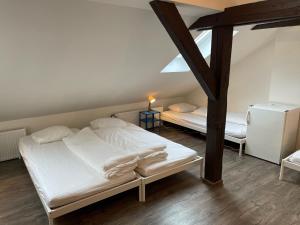 Uma cama ou camas num quarto em Clown and Bard Hostel