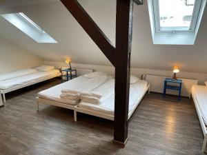 Uma cama ou camas num quarto em Clown and Bard Hostel