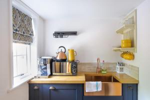 cocina con encimera y fregadero en Beautiful 1-Bed Studio in Saffron Walden en Saffron Walden