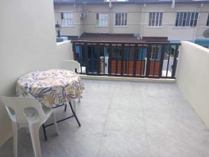 d'une terrasse avec une table et des chaises ainsi que d'un balcon. dans l'établissement Ganze haus, à Cavite