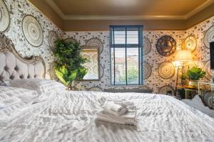 Giường trong phòng chung tại Luxury Versace 2 Bed Hot Tub Pool Table Sky Tv