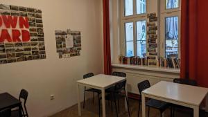 Um restaurante ou outro lugar para comer em Clown and Bard Hostel