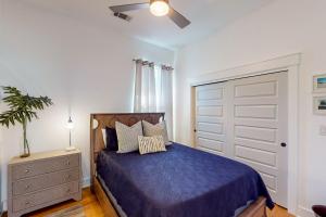 um quarto com uma cama azul e uma porta em Pensacola Blue em Pensacola