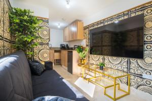 Impeccable 1-Bed Apartment in London في لندن: غرفة معيشة مع أريكة وطاولة