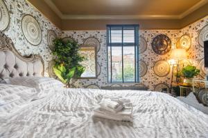Un dormitorio con una gran cama blanca y una ventana en Impeccable 1-Bed Apartment in London en Londres