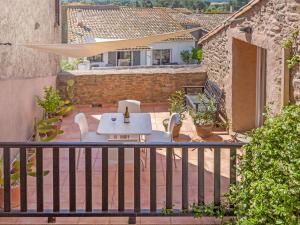 a patio with a table and chairs on a balcony at Opuntia Teouliero location en Méditerranée in Escales