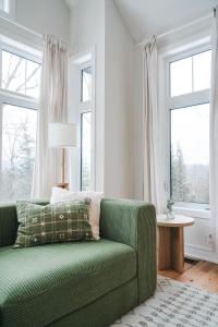 Ruang duduk di 4BR Entire private modern cottage - Hilltop view +67 gambar