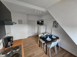 eine Küche und ein Esszimmer mit einem Tisch und Stühlen in der Unterkunft High Moon Apartment House in Nienburg with Wifi in Grimschleben