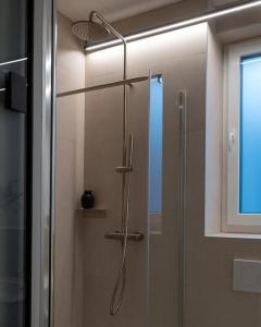 W łazience znajduje się prysznic ze szklanymi drzwiami. w obiekcie outsideIN Lightstudio w Zagrzebiu