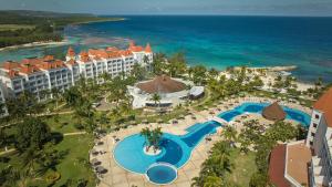 Bahia Principe Grand Jamaica - All Inclusive في راناوي باي: اطلالة جوية على المنتجع والمحيط