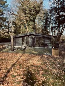 Cette petite maison dispose d'une terrasse dans la cour. dans l'établissement The Four Oaks House, à Garderen