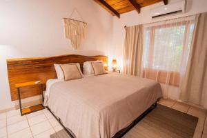 Rúm í herbergi á Curiol Boutique Hotel & Lounge
