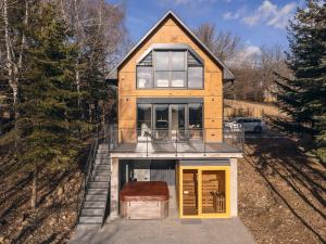 马特劳森蒂姆赖Mátra Zenit的带阳台的房屋的顶部景致