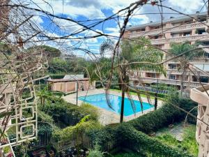 un apartamento con piscina en un edificio en Flaminia home en Roma