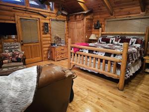 1 dormitorio con 2 camas en una cabaña de madera en Mallard's Nest cabin, en Sevierville