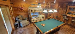 Habitación con mesa de billar en una cabaña de madera en Mallard's Nest cabin, en Sevierville