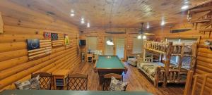comedor con mesa de billar en una cabaña de madera en Mallard's Nest cabin, en Sevierville