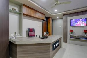 una oficina con escritorio y ordenador portátil. en OYO Anusuya Hotel en Bhubaneshwar