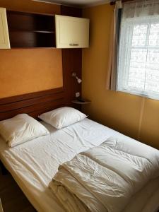 Postel nebo postele na pokoji v ubytování Mobil-home Gère-Bélesten
