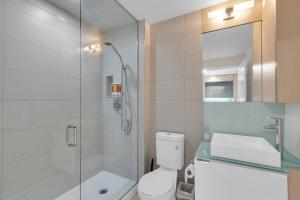 ein Badezimmer mit Dusche, Toilette und Waschbecken in der Unterkunft Rare 1BR - Rooftop Pool, Next to MTCC & CN Tower in Toronto + 15 Fotos