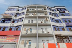 un edificio alto de color blanco con ventanas en OYO Anusuya Hotel en Bhubaneshwar