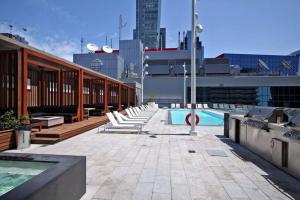 uma piscina em cima de um navio de cruzeiro em Rare 1BR - Rooftop Pool, Next to MTCC & CN Tower em Toronto