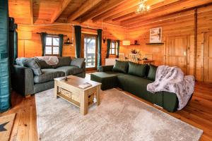 的住宿－Reindeer Lodge by StayStaycations，客厅配有沙发和桌子