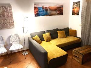 アルマカオ・デ・ペラにあるModern apartment@Armação de Pêraのリビングルーム(ソファ、テーブル付)