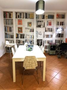 アルマカオ・デ・ペラにあるModern apartment@Armação de Pêraのテーブル、椅子、本棚が備わるお部屋