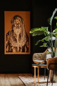 uma pintura de um homem numa parede numa sala de estar em NeroHome Bed&Breakfast em Lomza