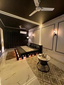 een kamer met een bed en een tafel. bij BnW studio - Cozy & Complete in Ghaziabad