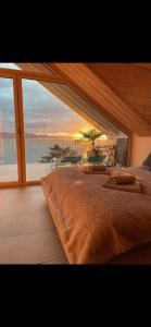 una camera da letto con un letto con vista sull'oceano di le petit paradis a Grandvaux
