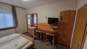 Televiisor ja/või meelelahutuskeskus majutusasutuses Schwarzer Adler - Hotel Garni
