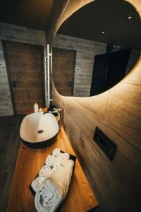 een badkamer met een wastafel en een spiegel bij The Cozy Chalet in Bosanski Petrovac
