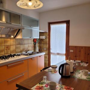 cocina con fregadero y encimera en Il balcone sulle valli Mountain Lake Iseo Hospitality en Bossico