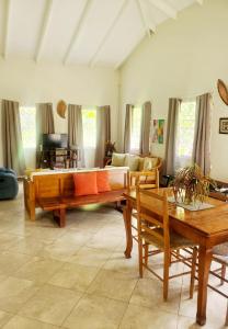 sala de estar con sofá y mesa en Maison 79, en Soufrière