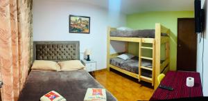 Habitación con 2 literas y 1 cama en Alpes Huaraz, en Huaraz