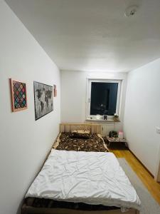 Cama en habitación con ventana en Cozy room in a shared apartment close to nature en Gotemburgo