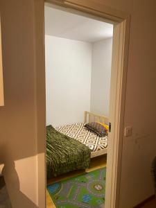 um quarto com uma cama num pequeno quarto em Cozy room in a shared apartment close to nature em Gotemburgo