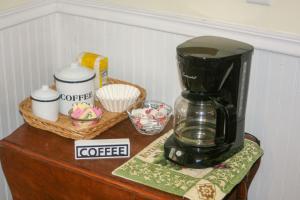 Una cafetera encima de una mesa en Bed & Breakfast private room and bath, en Elkhart