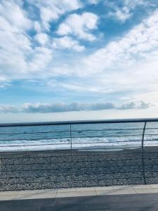 Blick auf einen Strand mit Meer und Wolken in der Unterkunft Appartamento a Borgio Verezzi in Borgio Verezzi