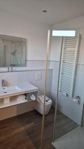 Vannituba majutusasutuses Schwarzer Adler - Hotel Garni